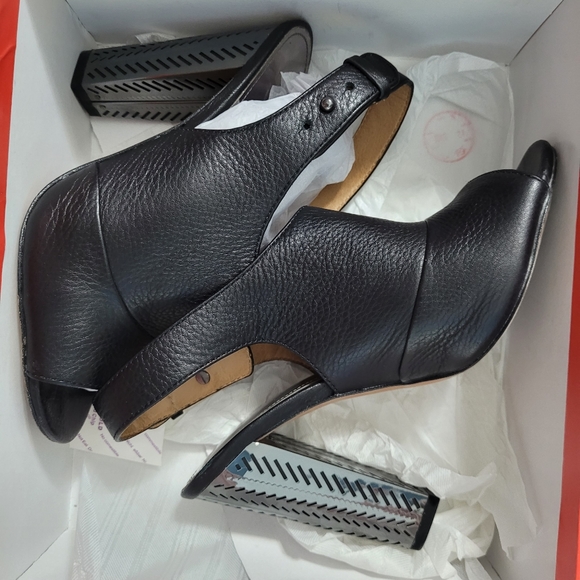 COACH Metal Heels 7 - Picture 6 of 8